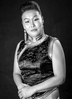 Брайль үсгээр хэвлэгдсэн анхны шүлгийн ном гарлаа